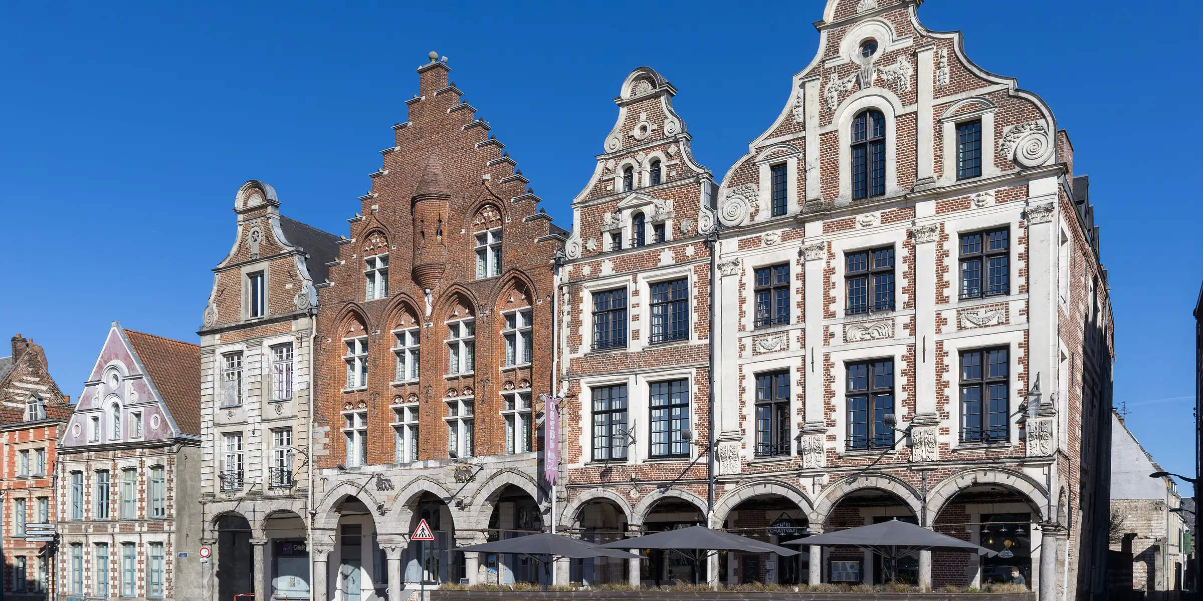 Les façades à pignons de la Grand-Place d’Arras et leurs arcades