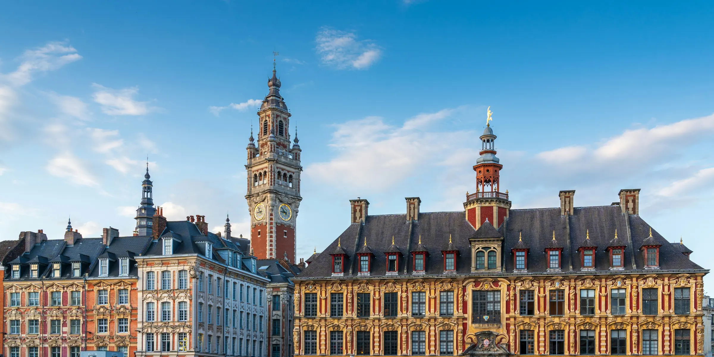 La Grand’Place de Lille, avec la Vieille Bourse et le beffroi de la chambre de commerce