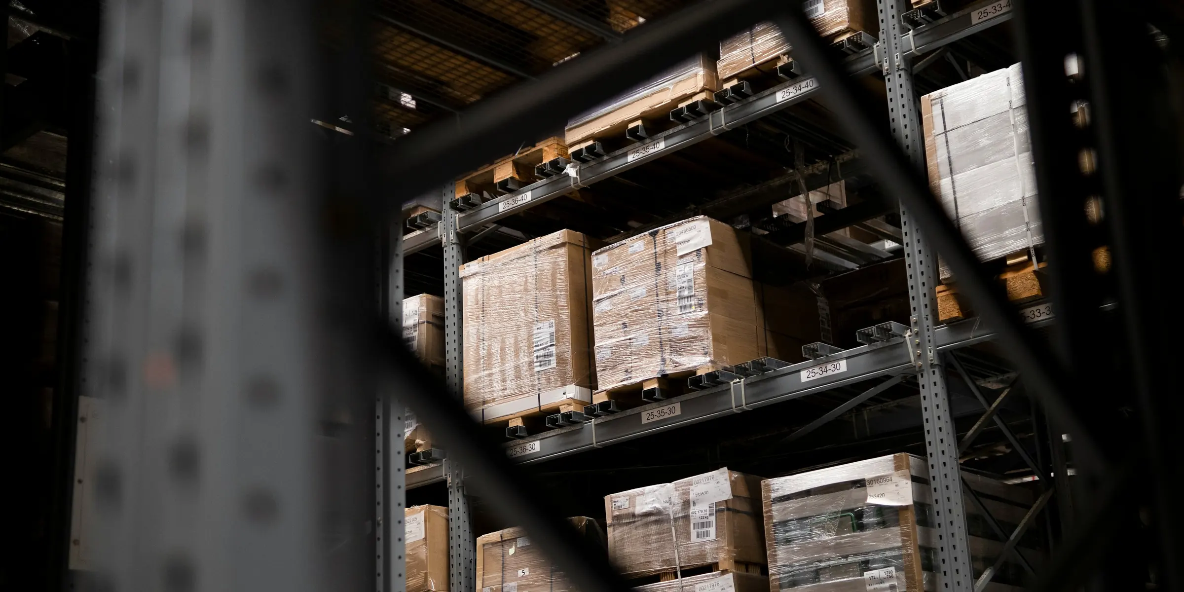 Entrepôt de préparation de commandes rempli de cartons et de palettes