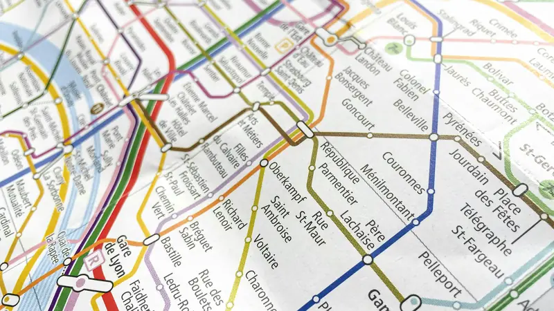 A Paris metro map with its crossing lines